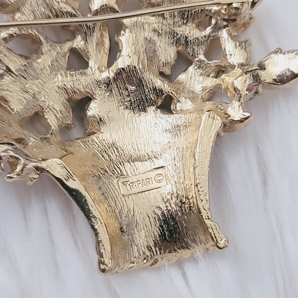 Vintage Trifari Pin Brooch - Picture 11 of 13